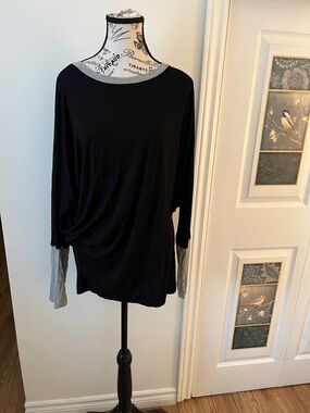 💗Pastels Black Long Sleeve Top with Gray Accents - Women